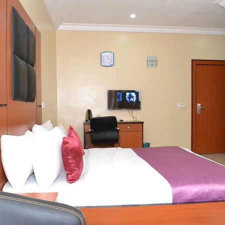 Limoh Suites Benin City Buitenkant foto