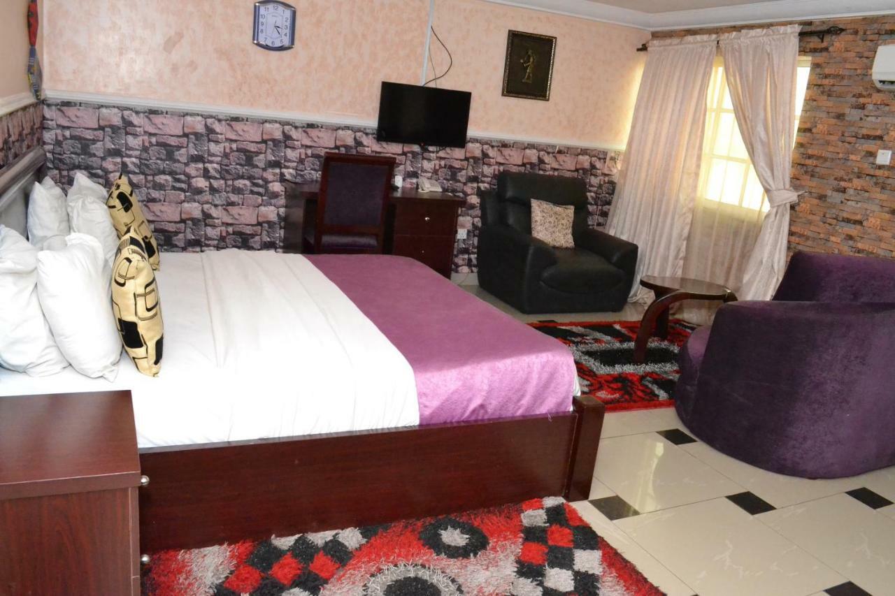 Limoh Suites Benin City Buitenkant foto