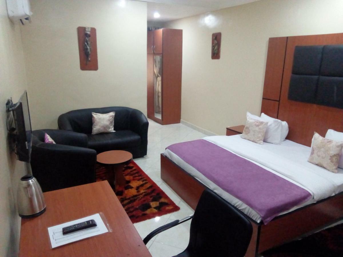 Limoh Suites Benin City Buitenkant foto