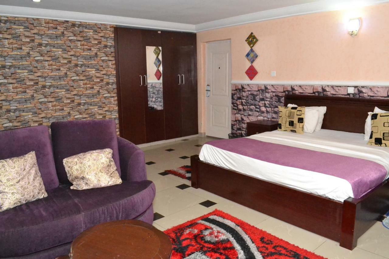 Limoh Suites Benin City Buitenkant foto