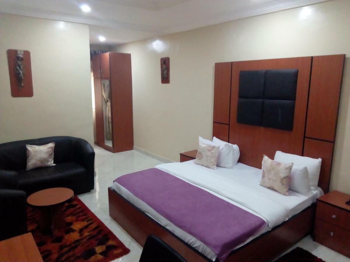 Limoh Suites Benin City Buitenkant foto