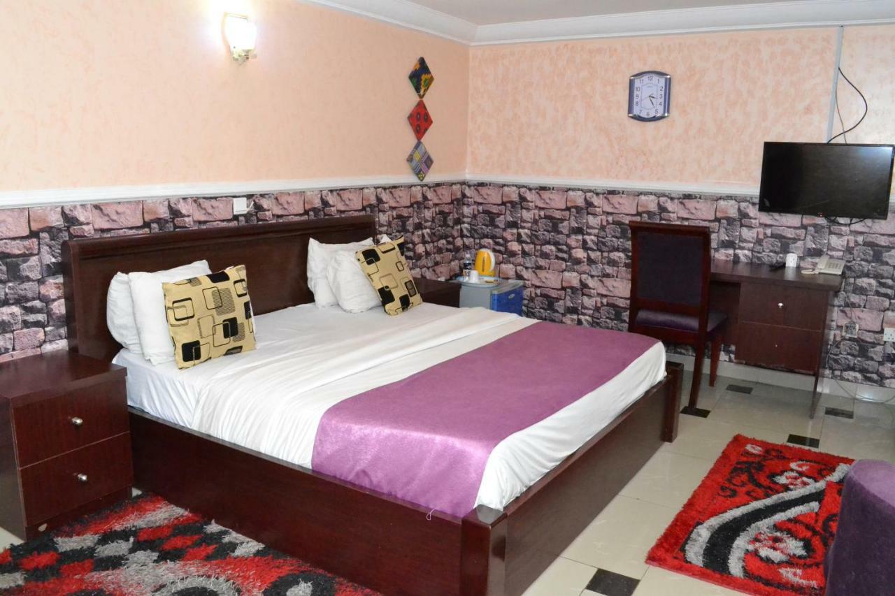 Limoh Suites Benin City Buitenkant foto