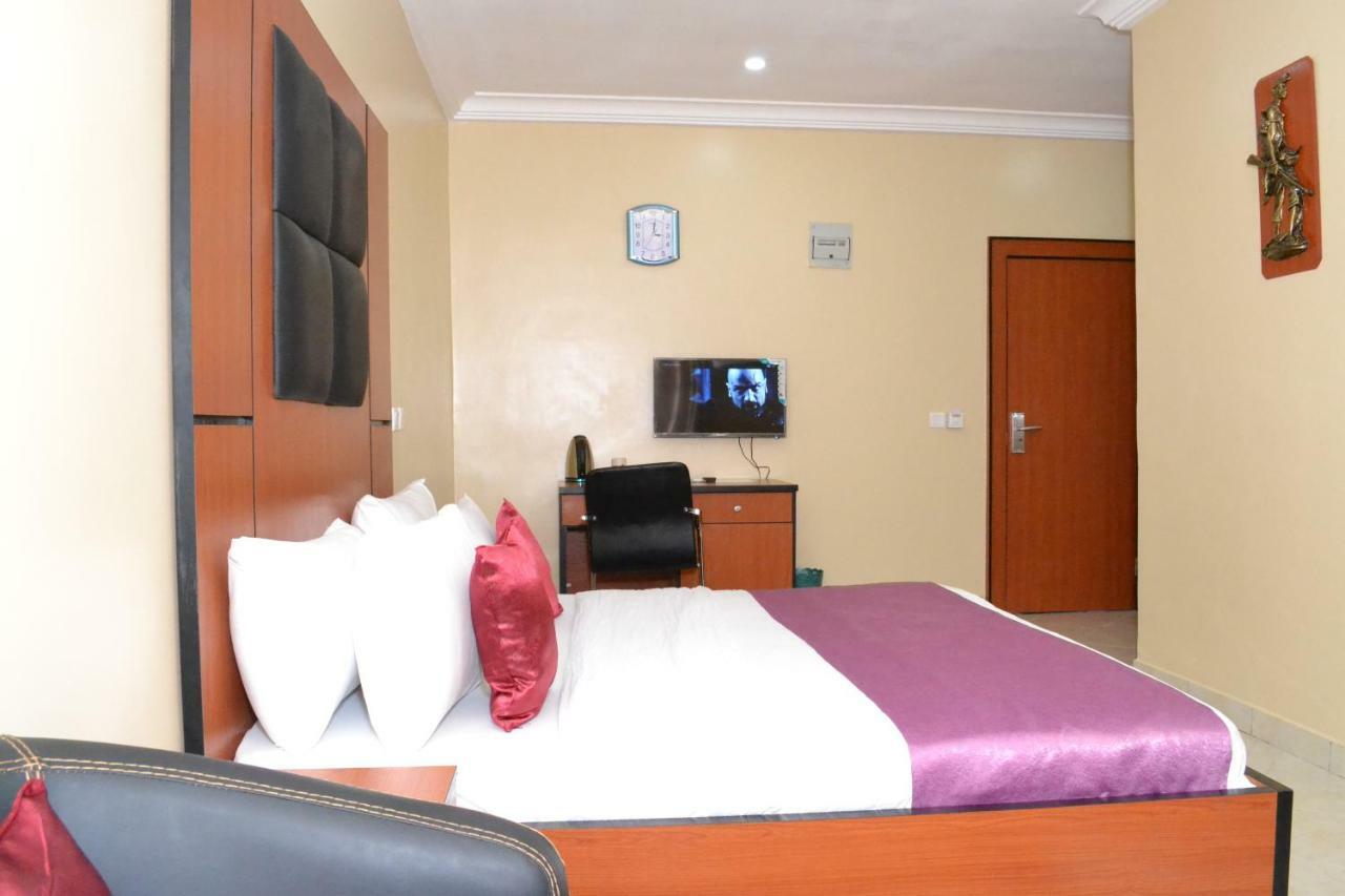 Limoh Suites Benin City Buitenkant foto