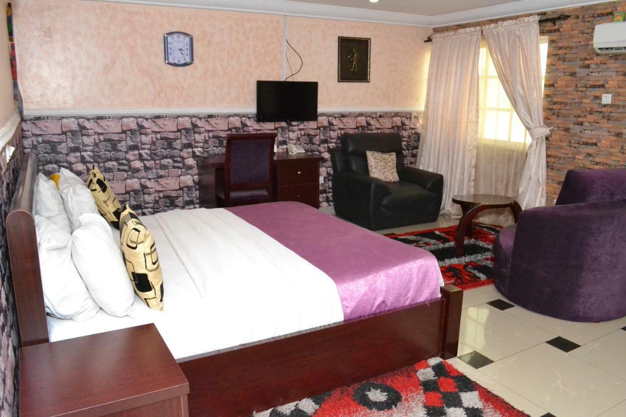 Limoh Suites Benin City Buitenkant foto