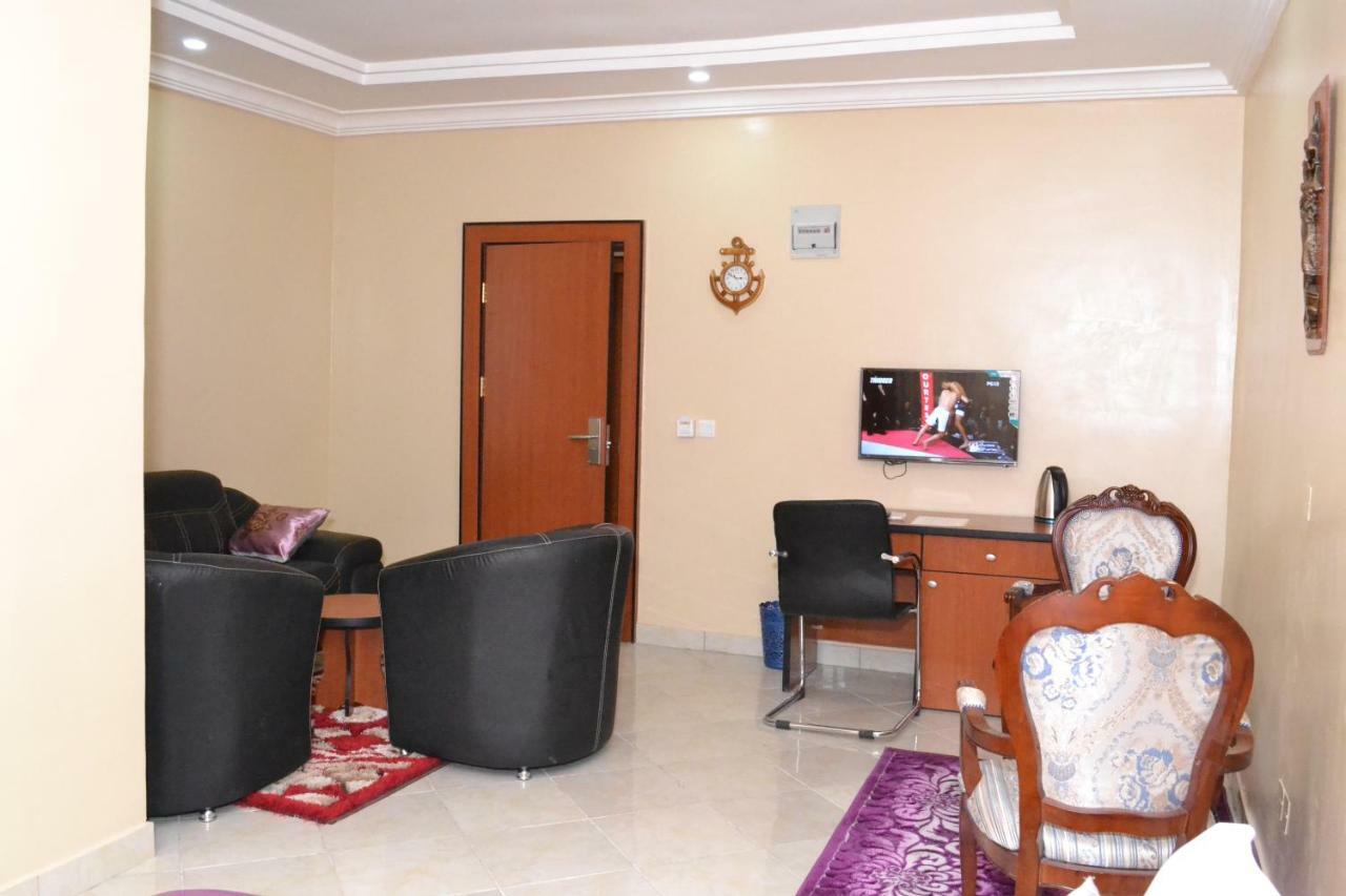 Limoh Suites Benin City Buitenkant foto