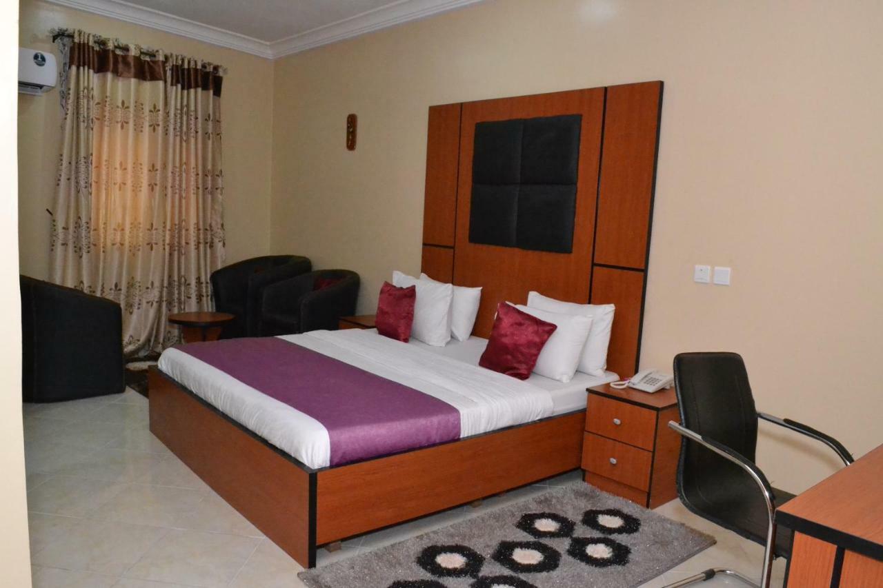 Limoh Suites Benin City Buitenkant foto