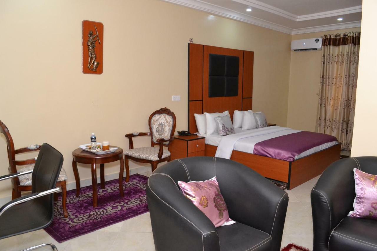 Limoh Suites Benin City Buitenkant foto