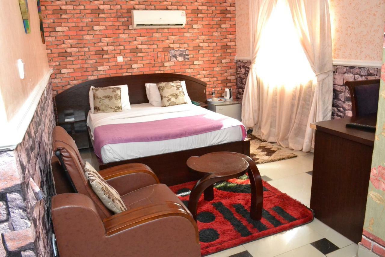 Limoh Suites Benin City Buitenkant foto