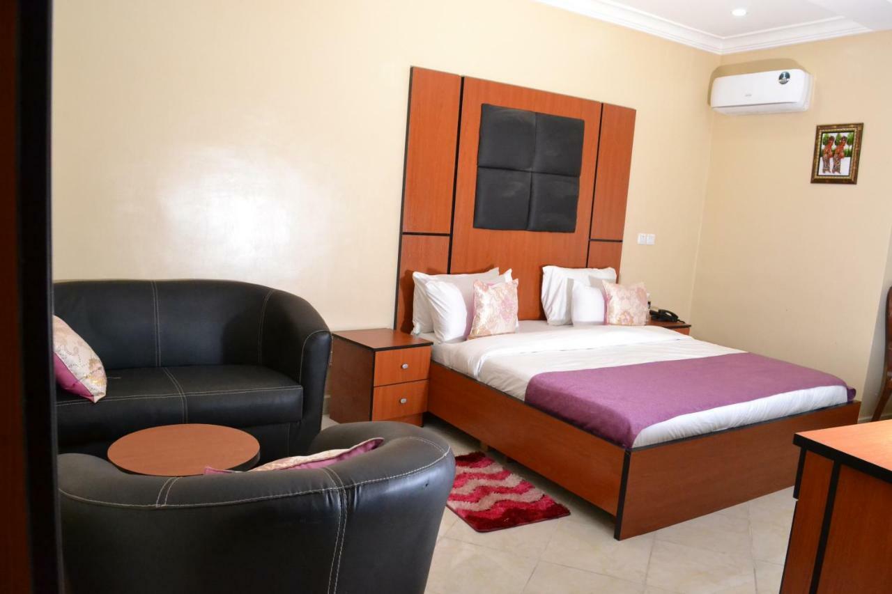 Limoh Suites Benin City Buitenkant foto