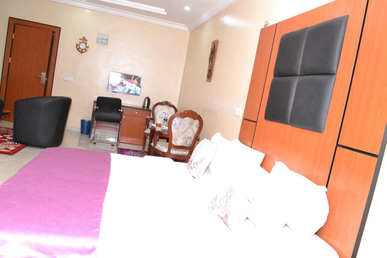 Limoh Suites Benin City Buitenkant foto