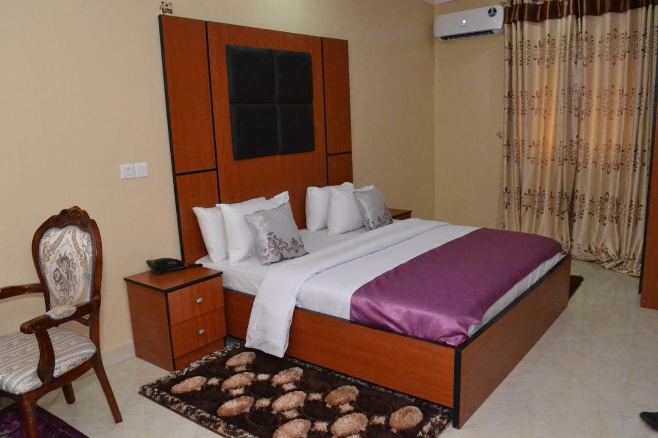 Limoh Suites Benin City Buitenkant foto