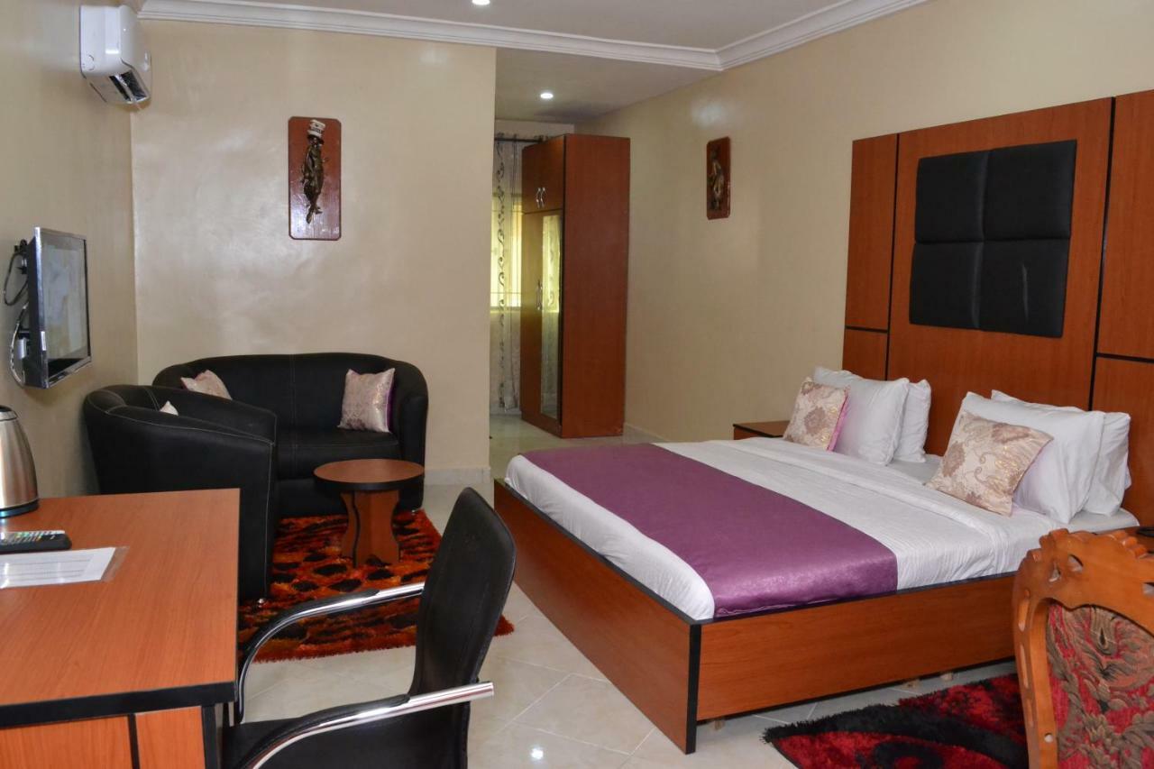 Limoh Suites Benin City Buitenkant foto