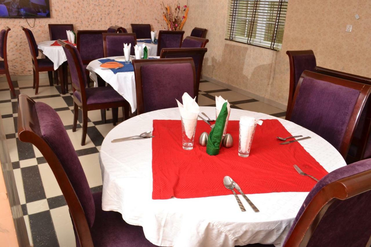 Limoh Suites Benin City Buitenkant foto