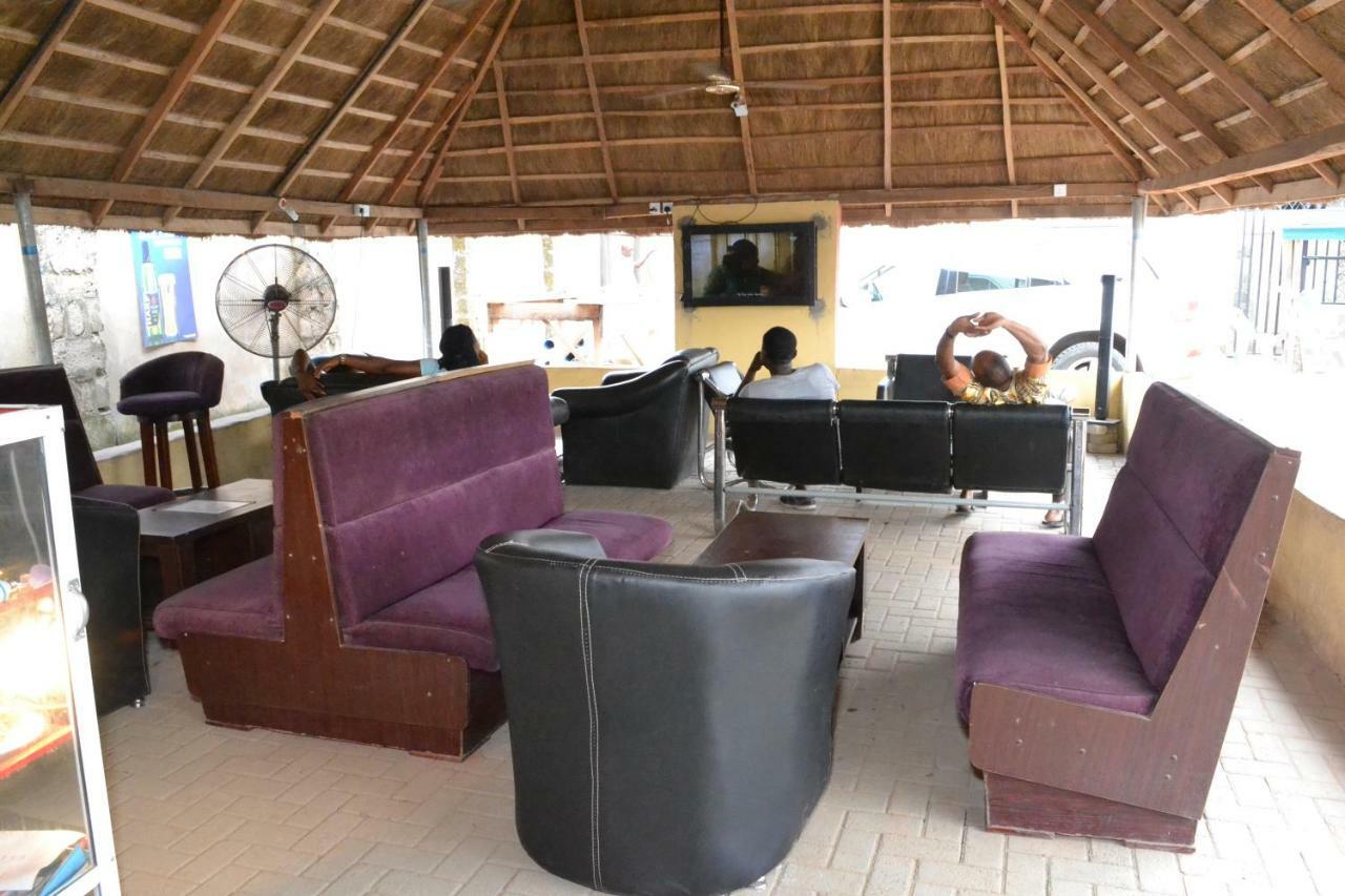 Limoh Suites Benin City Buitenkant foto