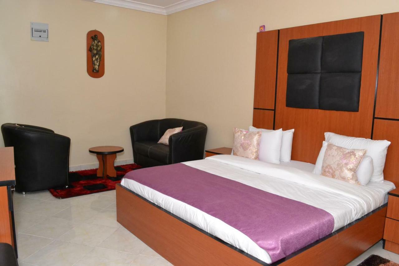 Limoh Suites Benin City Buitenkant foto